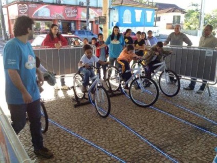 Crianças pedalam contra violência sexual infantil