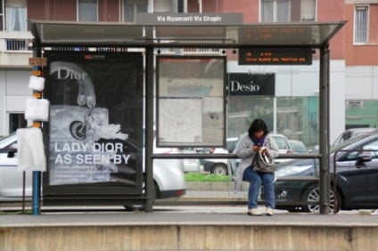 Desestresse com o plástico bolha da Dior no ponto de ônibus