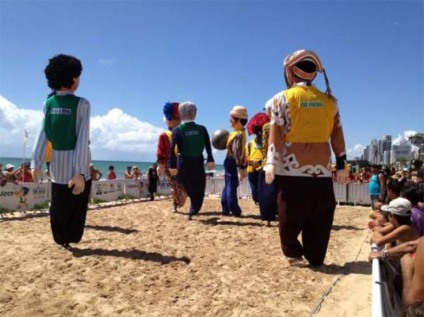 Bonecos gigantes jogam futebol na praia de Boa Viagem