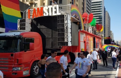 Demolidor sai com Amstel na Parada LGBT