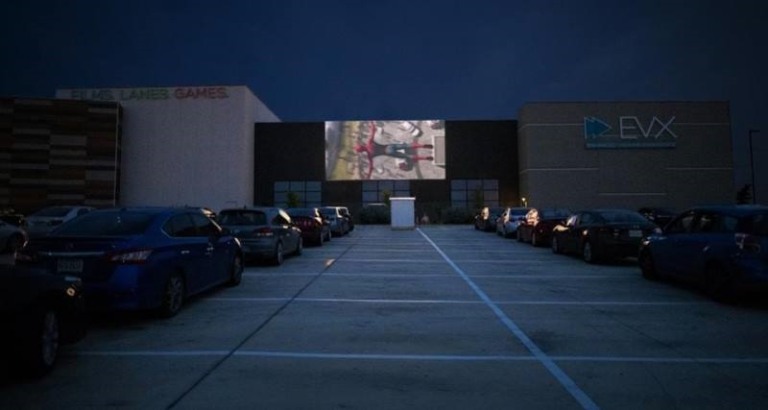 Cinema no Texas transforma estacionamento em drive-in