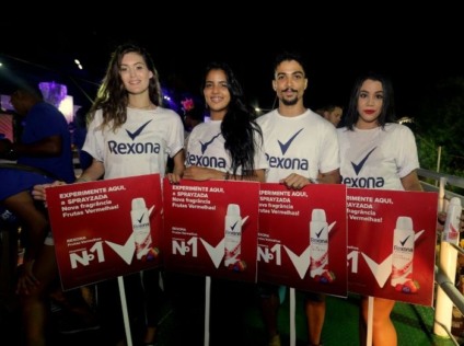 Rexona ativa Frutas Vermelhas com 'sprayzadas' no Carnaval
