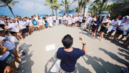 Corona leva equipe de vendas para limpar praias do Nordeste