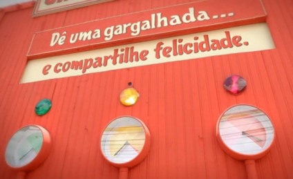 Kibon instala "Gargalhômetro" no meio da rua
