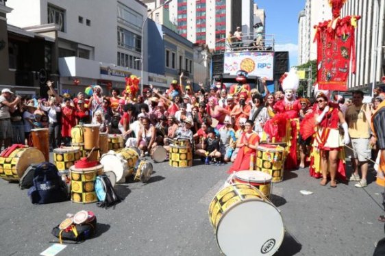 A folia carnavalesca tomou conta do centro de Curitiba.