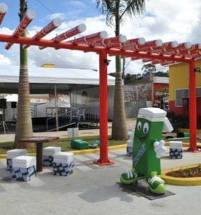 Garoto lança praça temática