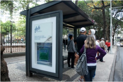 Glade leva fragrância para pontos de ônibus