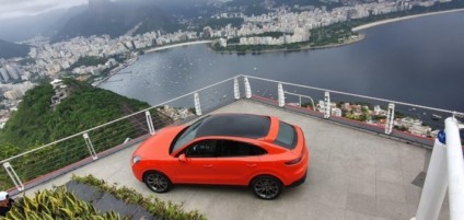 Porsche chega de helicóptero a evento no Rio de Janeiro