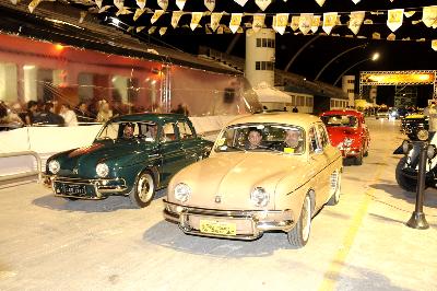 III Noite Renault promove desfile de carros antigos