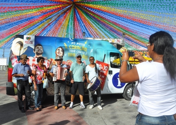 Van itinerante revela destinos turísticos de Sergipe Van itinerante revela destinos turísticos de Sergipe