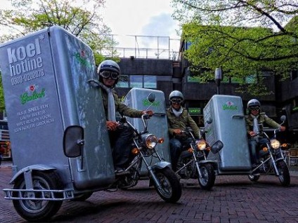 Grolsch distribui cervejas nas ruas