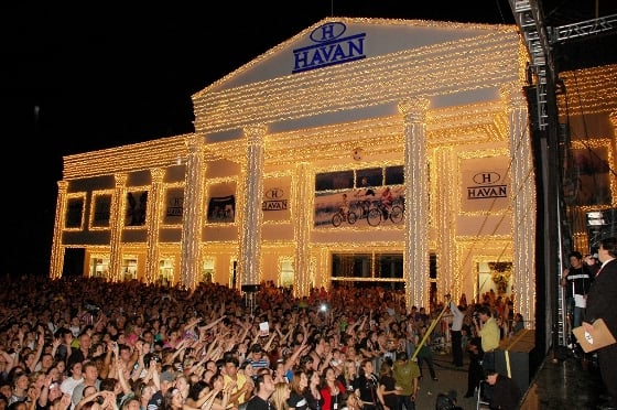 Havan ilumina o Natal de quatro cidades