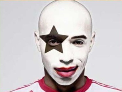 Henry se fantasia de "Kiss" em evento promocional