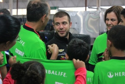 Pilotos recebem crianças do projeto social da Herbalife