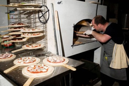 Páginas amarelas com promo de pizza grátis