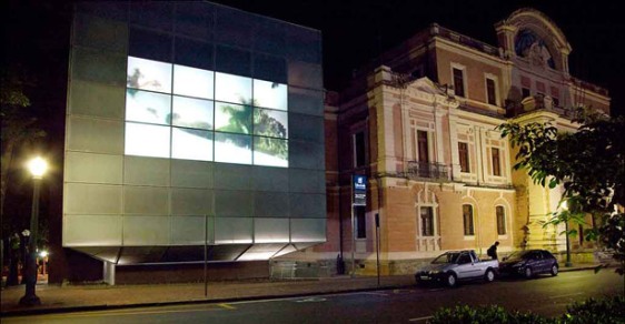 História de BH é projetada em fachada de prédio 
