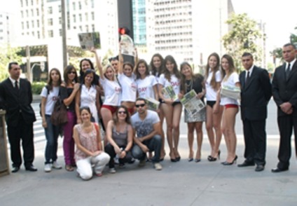 Modelos desfilam de calcinha em promo da Hope