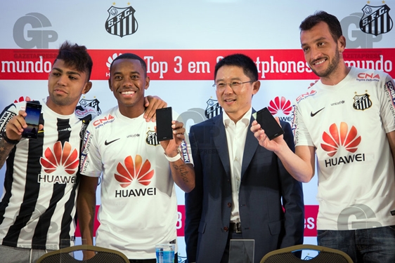 FUTEBOL – NOVO PATROCINADOR MASTER NO SANTOS FC – Da esquerda para a direita: Gabriel, Robinho, Jason Zhao, CEO da Huawei do Brasil e Edu Dracena, durante anuncio do novo patrocinador do clube, em Santos (SP) – CT Rei Pelé – Santos – SP – Brasil – 28/10/2014 – Foto: Ricardo Saibun/Gazeta Press