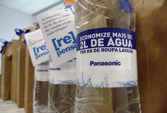 Panasonic presenteia consumidores com água Panasonic presenteia consumidores com água