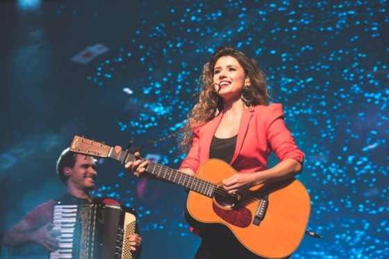 a cantora Paula Fernandes, que encerra as comemorações cantando seu repertório baseado no cancioneiro popular de raiz.
