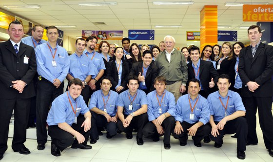 Colaboradores da Colombo durante a inauguração de uma nova loja (Foto:Renata Stoduto).