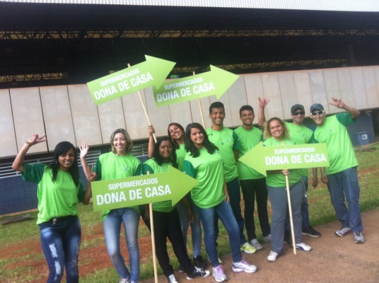 Homens-seta apresentam o novo Dona de Casa (Foto: Agência Sisters).