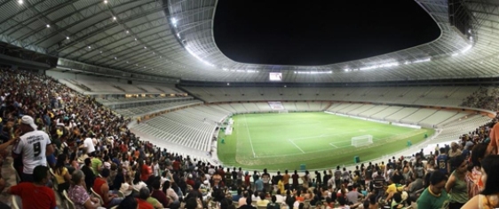 Com entorno inacabado, Castelão faz evento-teste