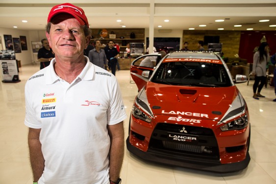 Ingo Hoffmann participa de sessão de autógrafos no estande da Mitsubishi.