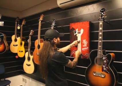 Marca transforma poster em instrumento musical