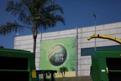 Esfera produz Intro 2014 da John Deere