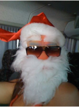 Ivete Sangalo com máscara de Papai Noel