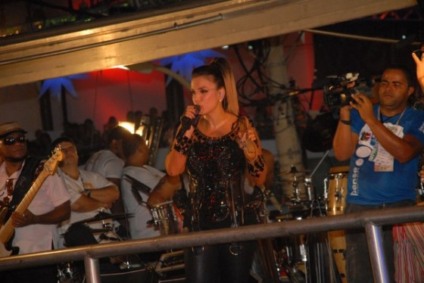 Ivete Sangalo distribuiu Grendha entre foliões