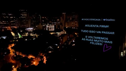 Badoo projeta mensagens de usuários em prédios e gera recursos para Ong Gerando Falcões