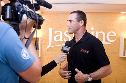 Paulo Zulu no estande da Jasmine