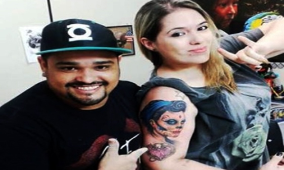 Denis exibe uma de suas artes.