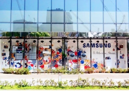 Vitrina do JK Iguatemi promove linha da Samsung