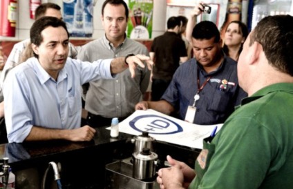 Sao Paulo 23/09/2011 Dia de responsa AmBev. Joao Castro Neves, presidente da AmBev visita bares da regiao da Bela Vista como parte da campanha +ID que conscientiza donos de estabelecimento da importancia de se pedir prova de identidade quando vendendo cerveja para pessoas com aparencia de menor de 25 anos. Fotos: Fernando Cavalcanti