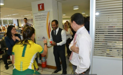 Jogadores de rugby visitam a Cidade de Deus