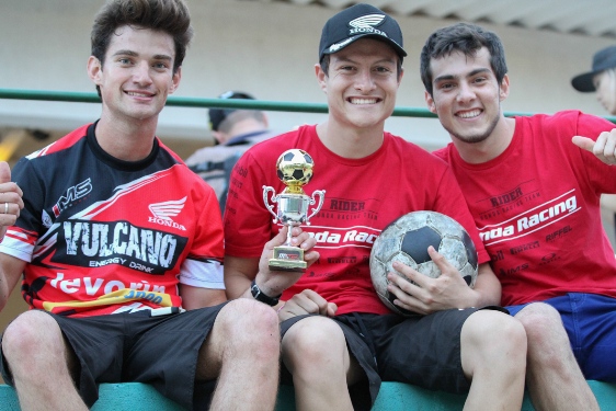 Jean Ramos, Hector Assunção e Wellington Garcia no torneio de futebol antes do Mundial de Motocross 2014 em Trindade (GO).