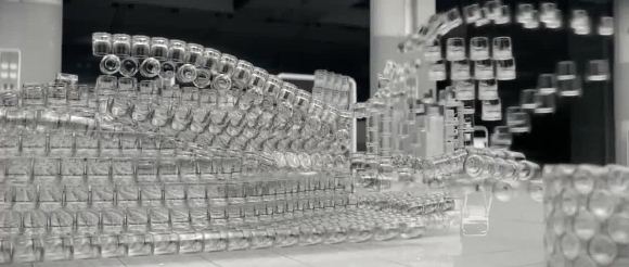 Johnnie Walker destrói carro de Fórmula 1 feito de vidro