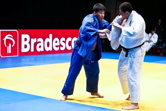 Rafael Silva, o Baby, de branco contra Kenta Nishigata.