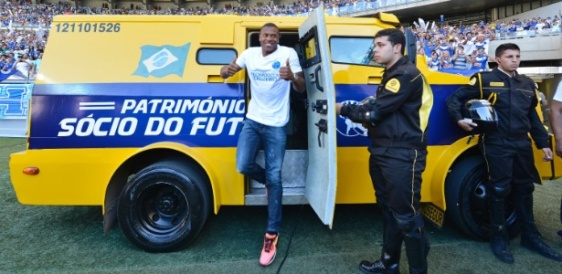 Cruzeiro leva Julio Baptista ao Mineirão de "carro-forte"