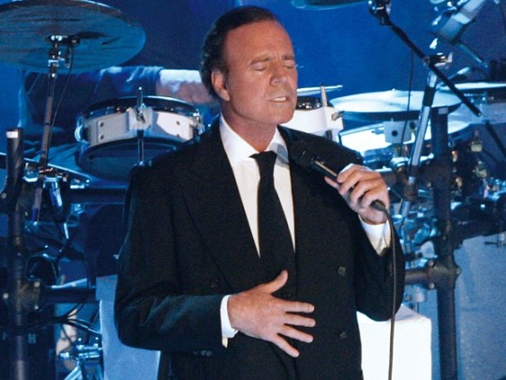 Julio Iglesias fará último show de sua turnê de despedida em Manaus.