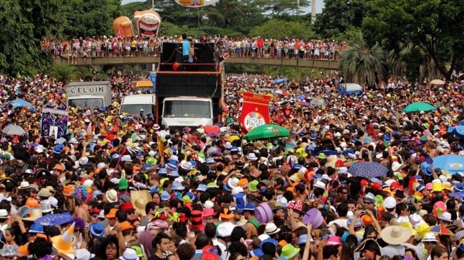 Rio, País do Carnaval. Deixa meu bloco passar!