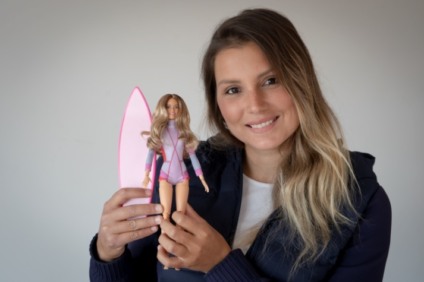 Maya Gabeira se transforma em Barbie