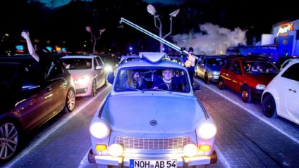 Raves em drive-in vira tendência na Alemanha