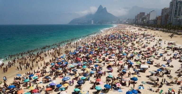 Rio de Janeiro libera permanência de banhistas na praia