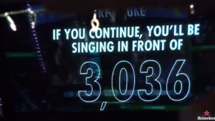 Heineken desafia pessoas a cantarem para uma multidão