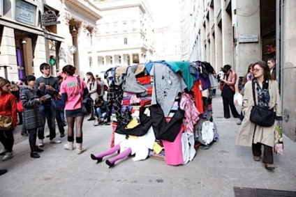 Guerrilha ativa loja de roupas vendidas por quilo