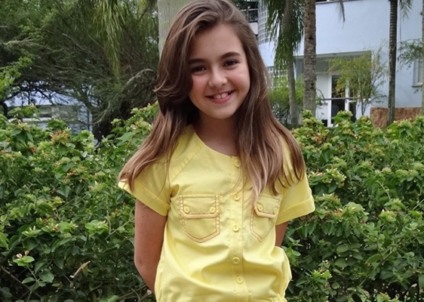 Klara Castanho desfila no Fashion Kids em Florianópolis